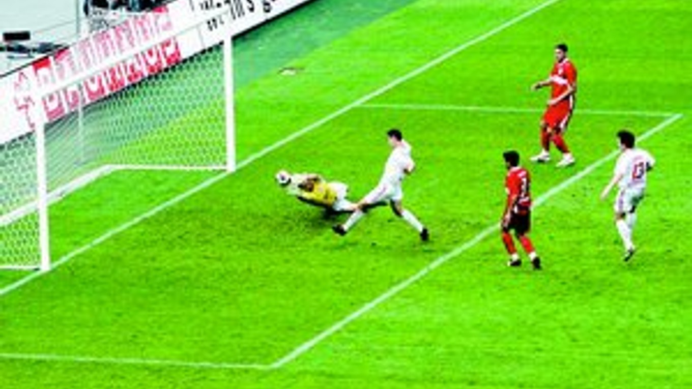 Po prihrávke Schrotha Marek Mintál pohotovo prekonal Tima Hildebranda zo Stuttgartu a vyrovnal na 1:1.