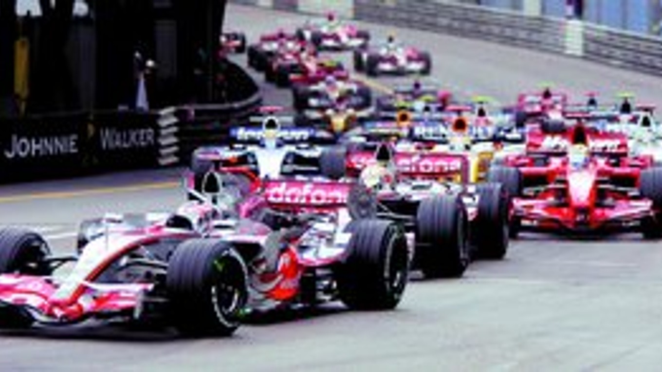 Na úzkej trati mestského okruhu v Monte Carle je veľmi ťažké predbiehať, o poradí často rozhoduje kvalifikácia a štart.