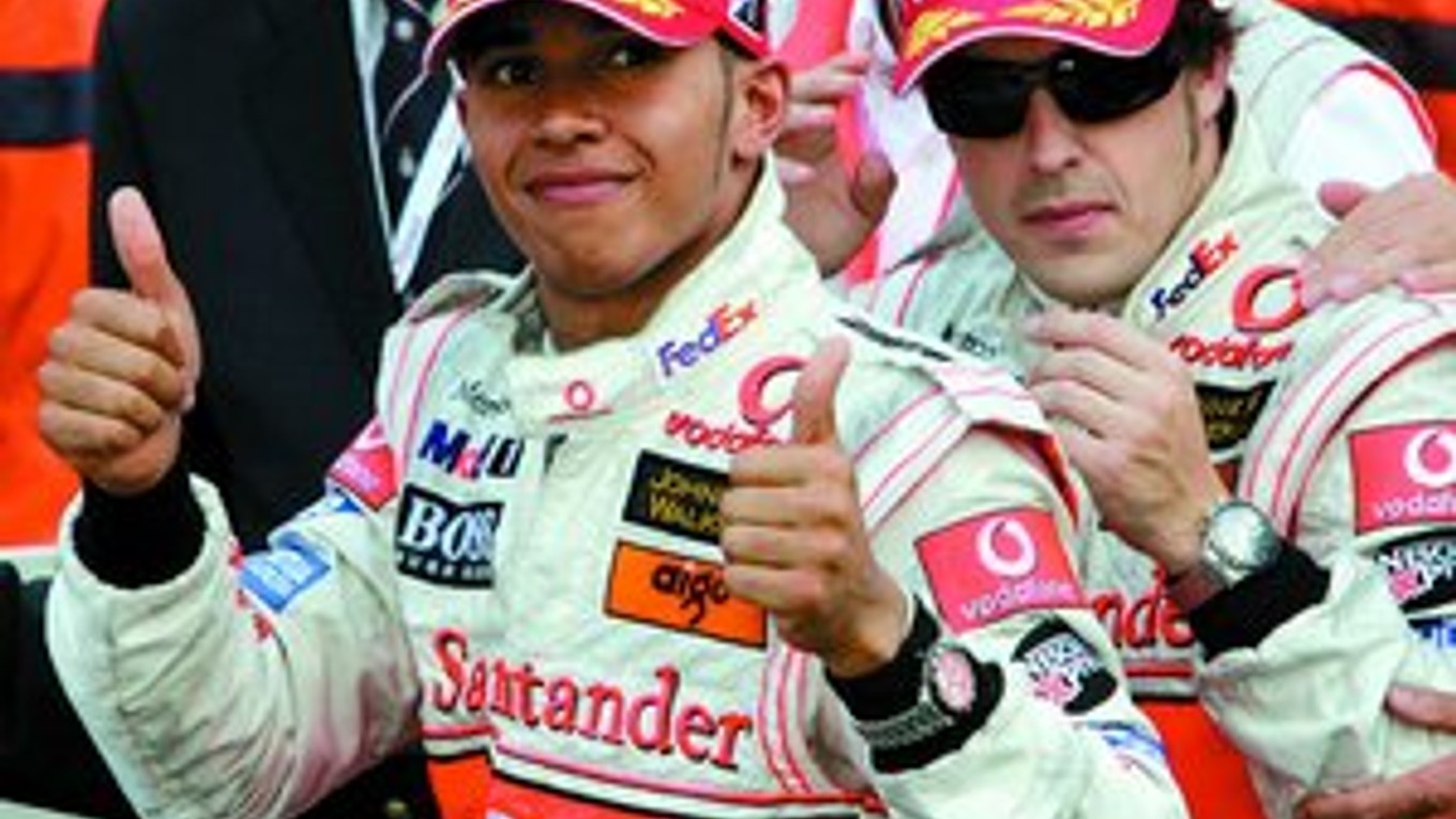 Víťazné duo Španiel Fernando Alonso (vpravo) a Brit Lewis Hamilton zo stajne McLaren–Mercedes.