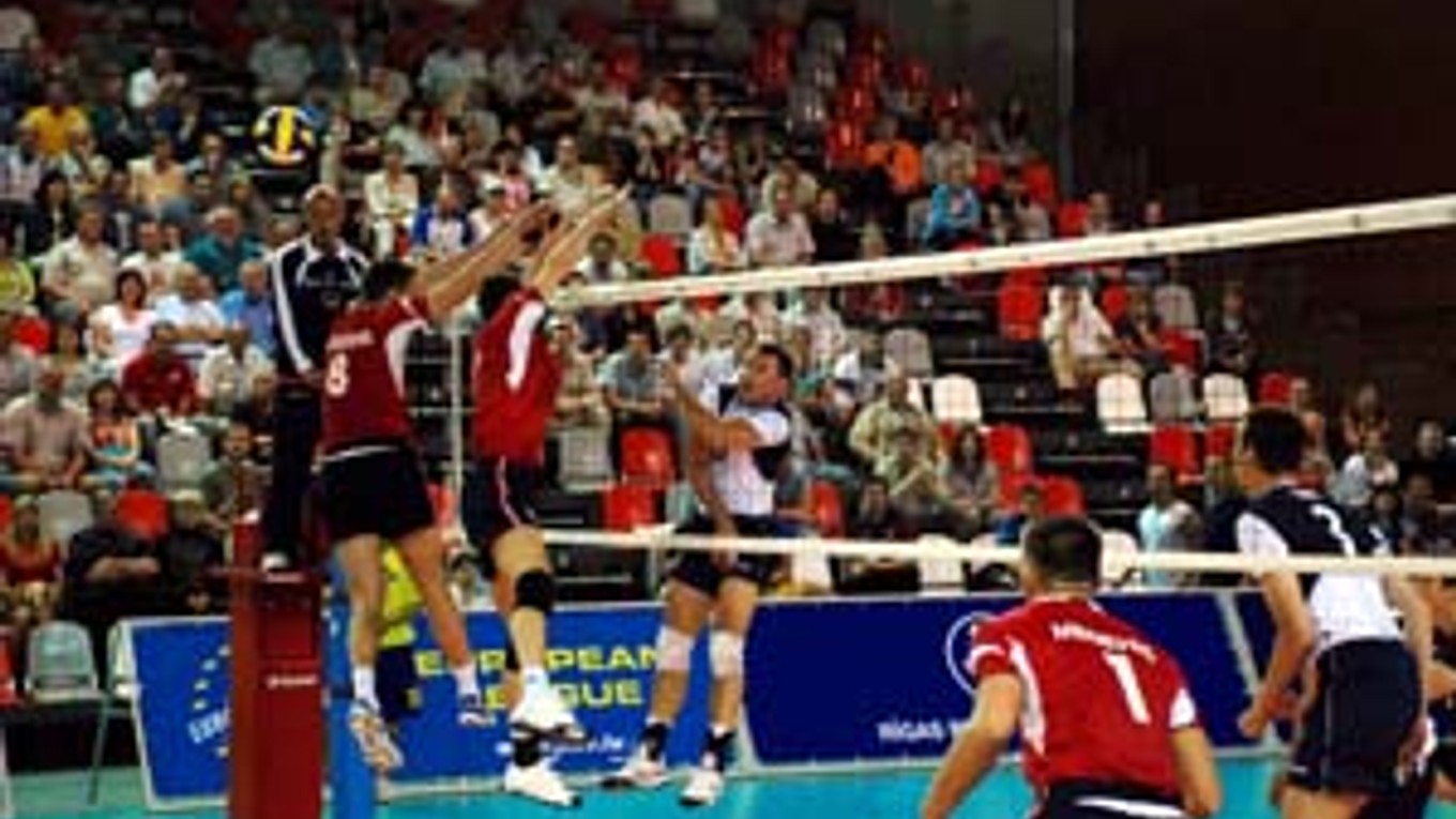 Martin Sopko smečuje proti dvojbloku Lotyšov. Záber je z úvodného zápasu Slovenska v Európskej lige v lotyšskej Valmiere .