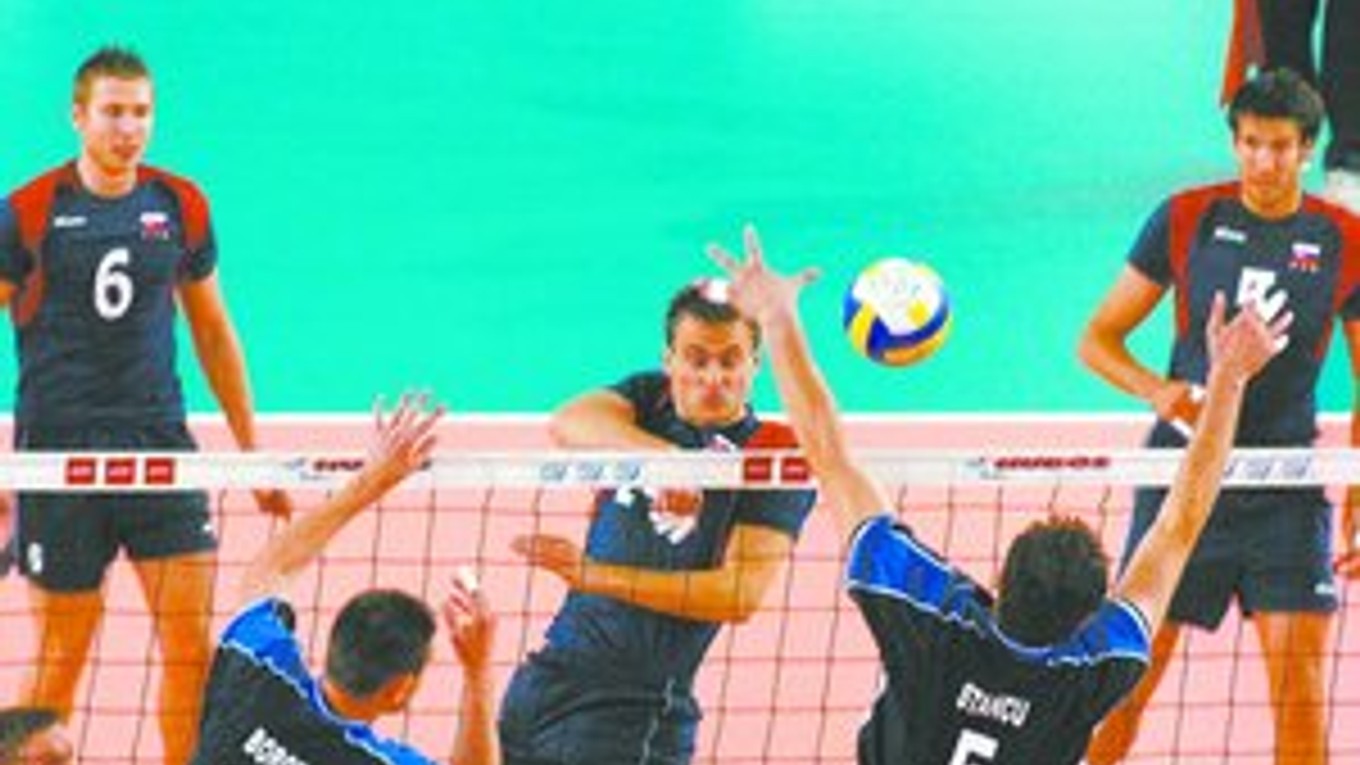 Slovensko cez víkend porazilo v Európskej lige dvakrát Rumunsko. Záber je zo sobotňajšieho zápasu. Cez Rumuna Stancua smečuje Tomáš Kmeť. Prizerajú sa Róbert Hupka (č. 6) a Július Šabo (5).