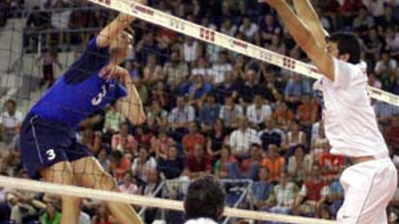 Emanuel Kohút (vľavo) útočí proti tureckému jednobloku. Zo zápasu Európskej ligy Slovensko - Turecko v Poprade.