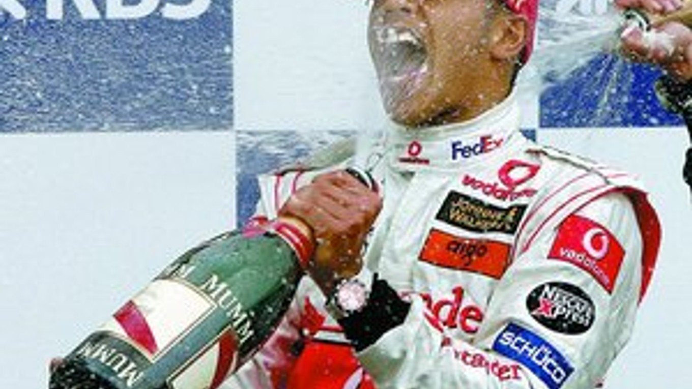 Brit Lewis Hamilton si vychutnáva premiérové víťazstvo v pretekoch F1.