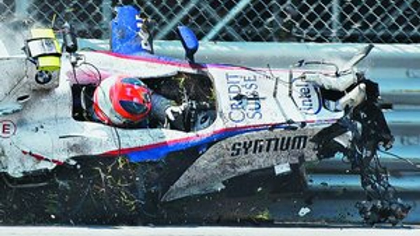 Poľský jazdec formuly 1 Robert Kubica mal s vozidlom BMW Sauber na nedeľňajšej Veľkej cene Kanady ťažkú haváriu a na druhý deň už odchádzal z nemocnice (na snímke dolu) v Montreale k svojmu tímu, aby sa pripravil na nadchádzajúcu Grand Prix USA v Indiana­