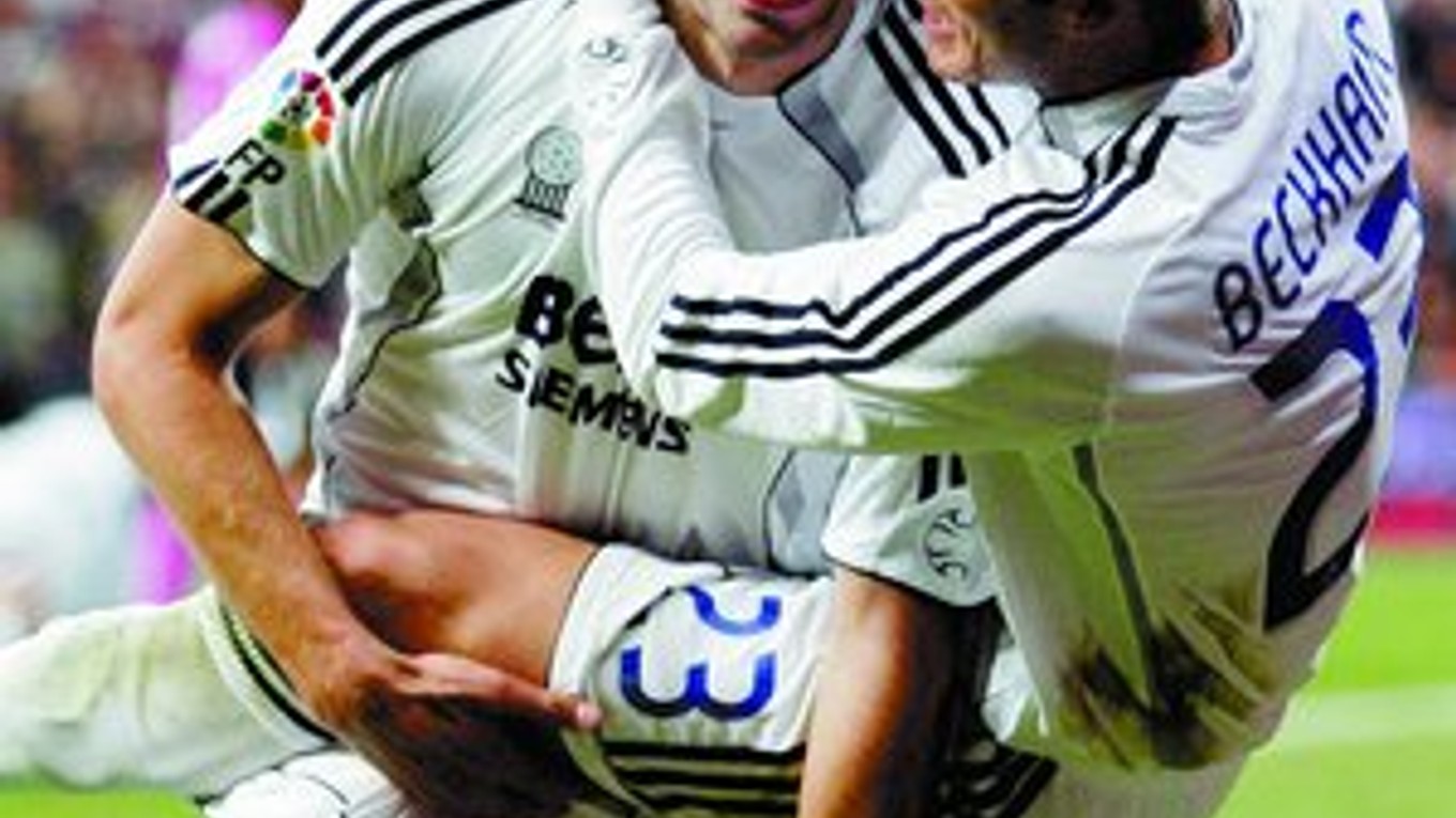 Dve opory Realu Madrid vo finiši Primera Division. Strelec Ruud Van Nistelrooy (vľavo) z Holandska a anglický supernahrávač David Beckham.