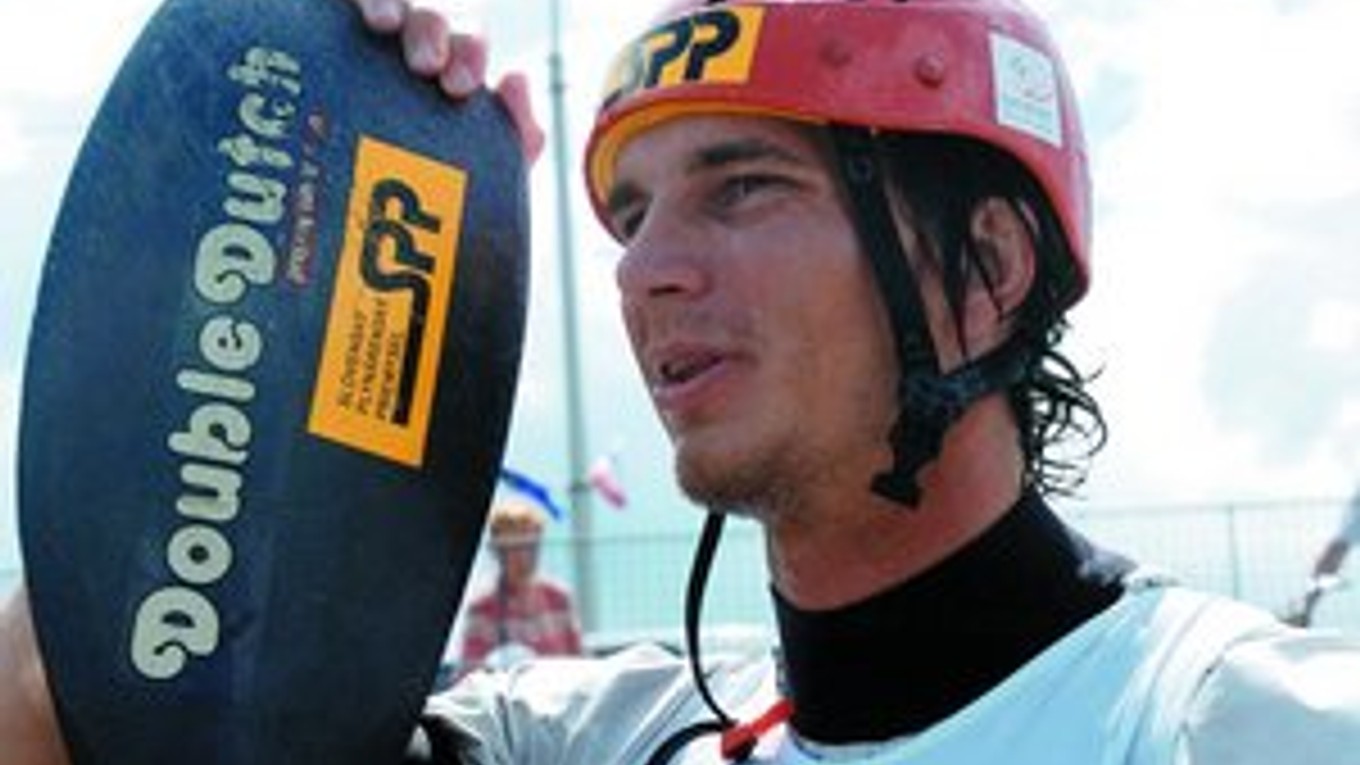 Ján Šajbidor nečakal na súperov vo vode, sedel na brehu s hlavou opretou o pádlo. Keď posledný možný súper Slovinec Kanzer finišoval márne, Lipták dvihol pádlo vysoko nad hlavu a poprosil o fľašu čistej vody. FOTO – TASR