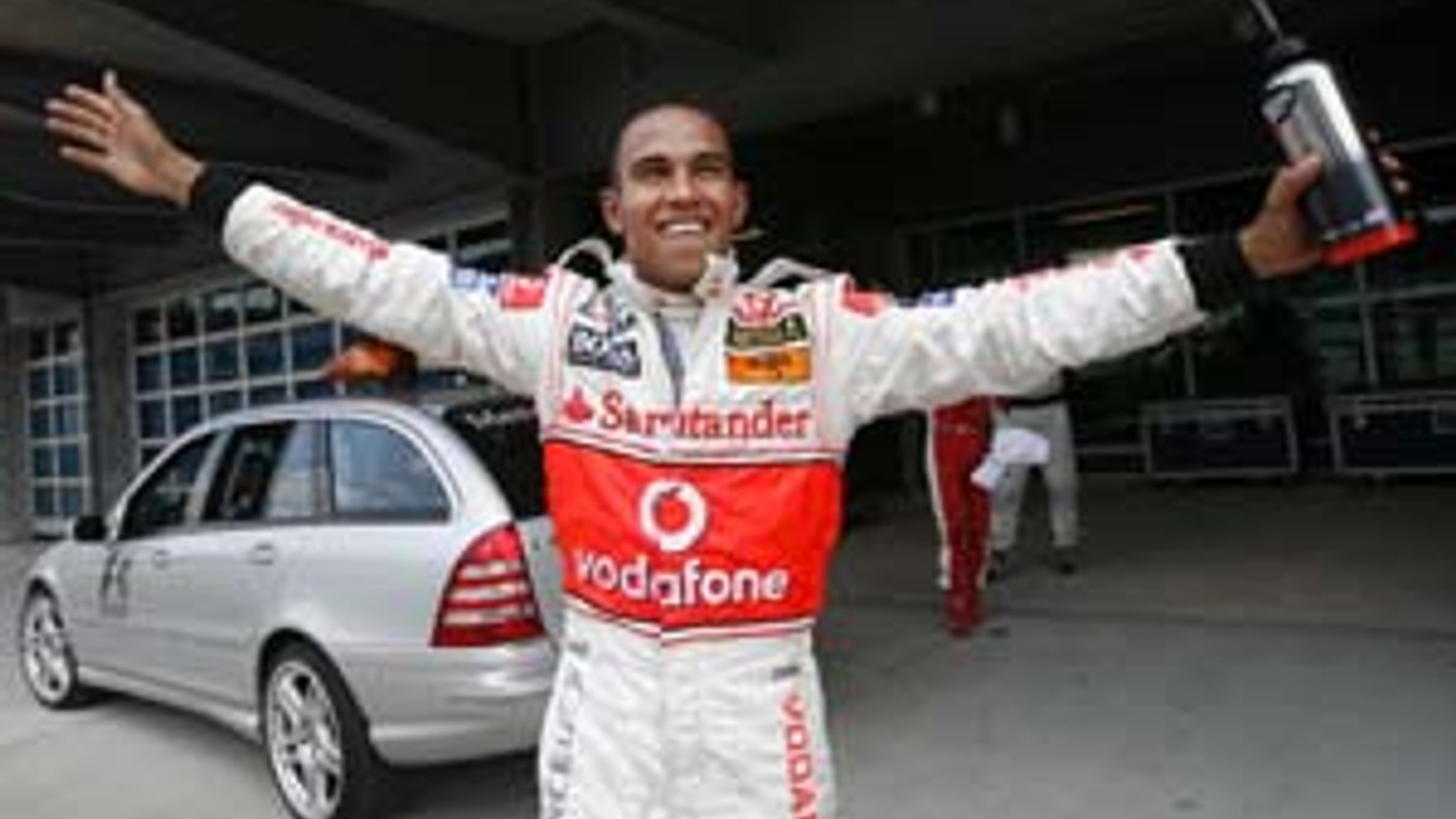 Britský jazdec Lewis Hamilton z tímu McLaren vyhral v sobotu kvalifikáciu a vo včerajšej Veľkej cene USA formuly 1 v Indianapolise odštartoval z vedúcej pozície (preteky sa skončili po uzávierke tohto vydania).