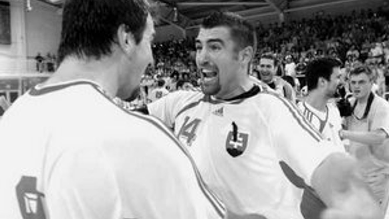 Sme tam – teší sa bombardér Grasshoppersu Zürich Daniel Valo (vľavo) s pivotom francúzskeho Ivry Andrejom Petrom (14). Za ním sa smeje brankár Richard Štochl, vpravo je František Šulc. Slováci zdolali v odvete Ukrajinu vysoko 35:19 a postúpili na januárov