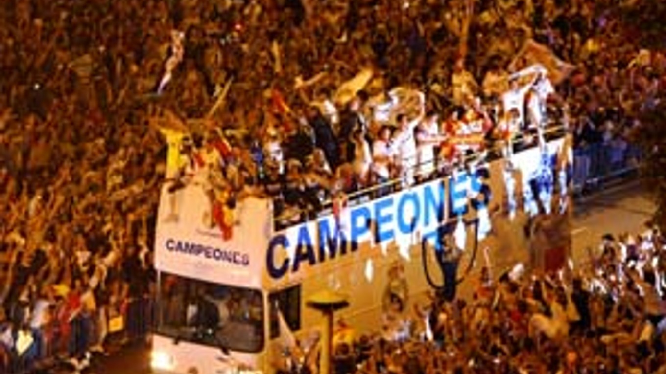 Futbalisti Realu Madrid v uliciach mesta po zisku majstrovského titulu. V otvorenom autobuse sa presunuli k tradičnému miestu klubových osláv – fontáne Cibeles, kde sa zišlo okolo 200–tisíc fanú­šikov bieleho baletu.