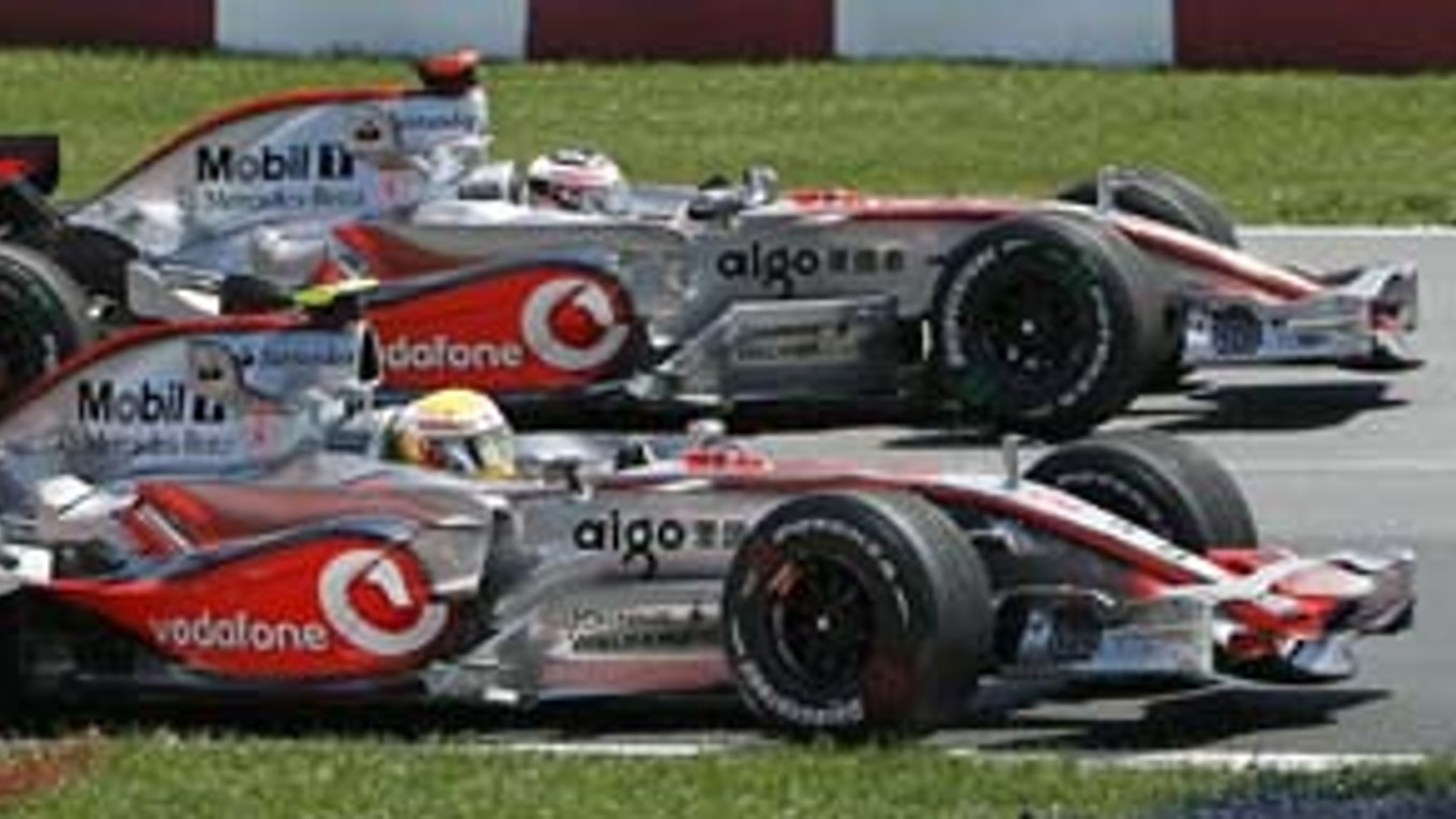 Majstrovstvá sveta formuly 1 sa v tejto sezóne zmenili na súboj jazdcov tímu McLaren Lewisa Hamiltona z V. Británie (v popredí) s obhajcom titulu Fernandom Alonsom (Španielsko). Po siedmich pretekoch má 10-bodový náskok britský nováčik.