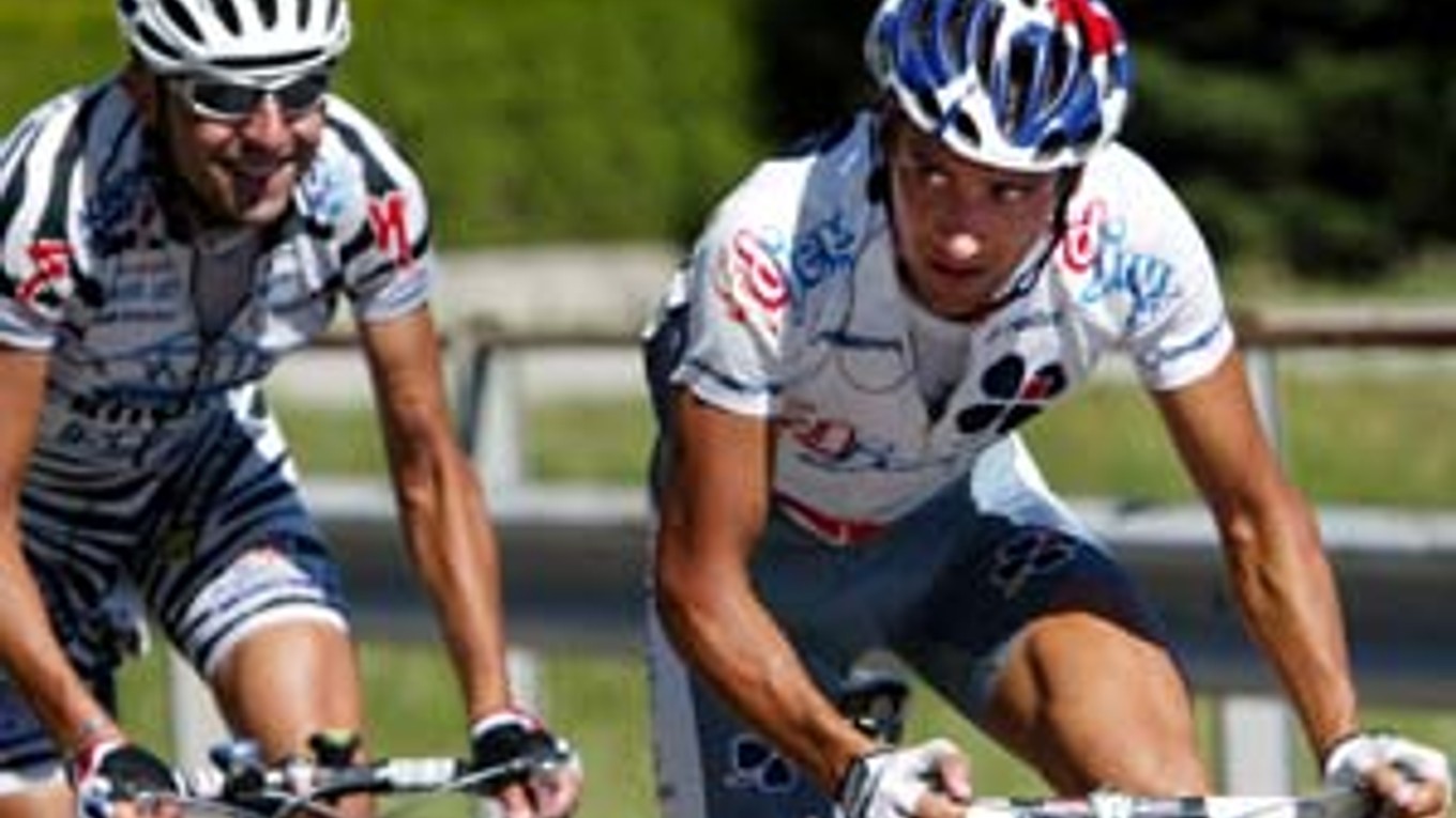 Francúz Sandy Casar (vpravo) bol medzi prvými, čo podpísali že­nev­skú cyklistickú dohodu o dopingu.