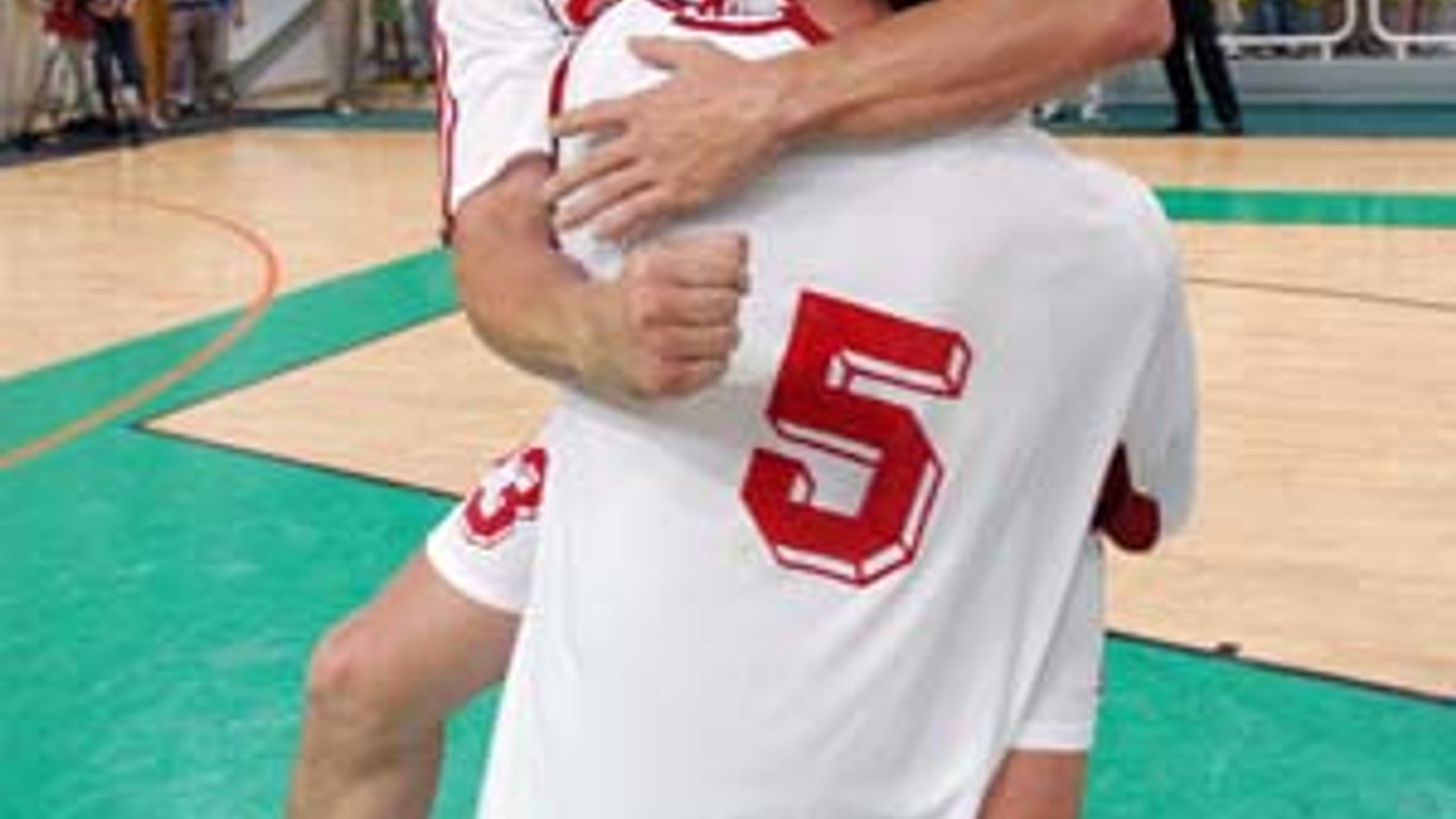 Radoslav Antl (vľavo) v objatí Františka Šulca po vyradení Ukrajiny a postupe hádzanárov na ME do Nórska.