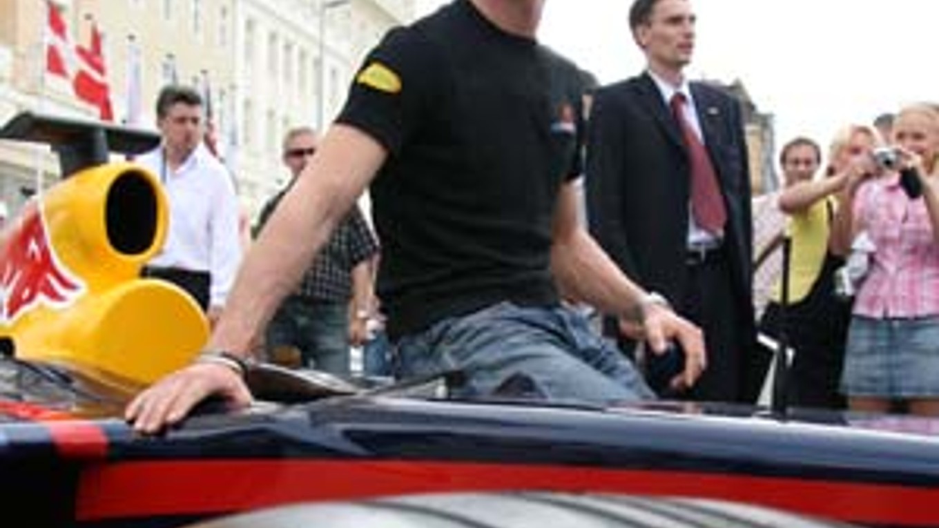David Coulthard ešte pred podvečernou búrkou zapózoval včera v Bratislave na Hviezdoslavovom námestí s monopostom Red Bull fotografom i okoloidúcim, rozdával podpisy. Dnes sa predvedie exhibičnou jazdou so štartom i cieľom pri severnom portáli tunela Siti