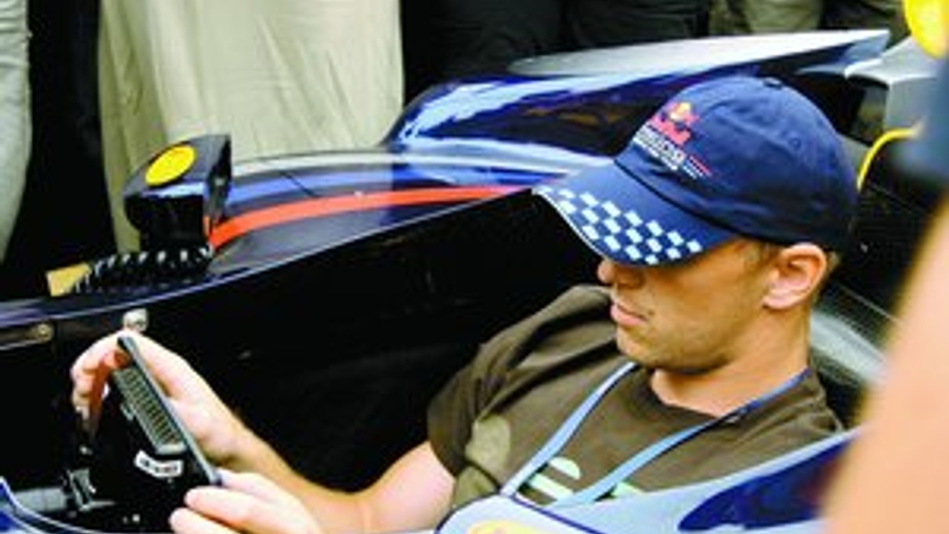 Marián si vyskúšal pozíciu jazdca za volantom formuly 1, ale len na na mieste.