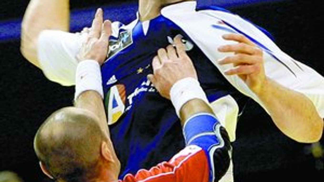 Ján Kolesár sa márne snaží zabrániť v streľbe Francúzovi Nikolovi Karabatičovi. Z premiérového stretnutia Slovákov na hádzanárskych ME 2006 v Bazileji. Francúzom podľahli vysoko 21:35.