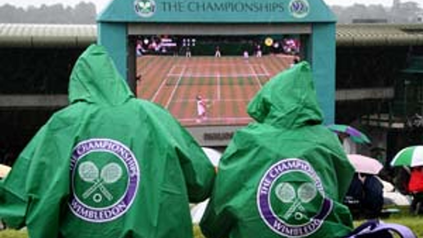 Najžiadanejším artiklom v stánkoch vo Wimbledone boli v sobotu dáždniky za dvadsať a pršiplášte s logom turnaja za päť libier.
