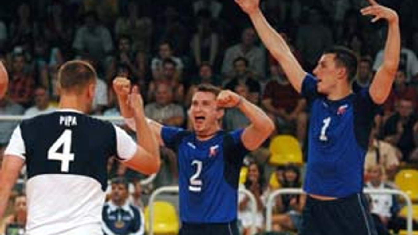 Kapitán tímu Michal Masný (č. 2) prišiel v sobotňajšom zápase proti Rumunsku na ihrisko ako striedajúci hráč a podstatnou mierou sa zaslúžil o obrat. Vľavo je libero Martin Pipa.