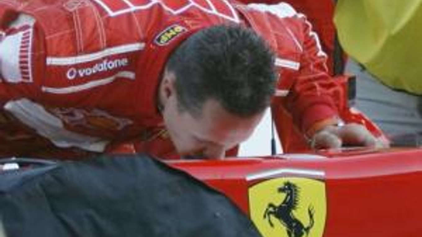 Michael Schumacher bozkáva svoj monopost po pretekoch, ktorými mal ukončiť svoju kariéru.