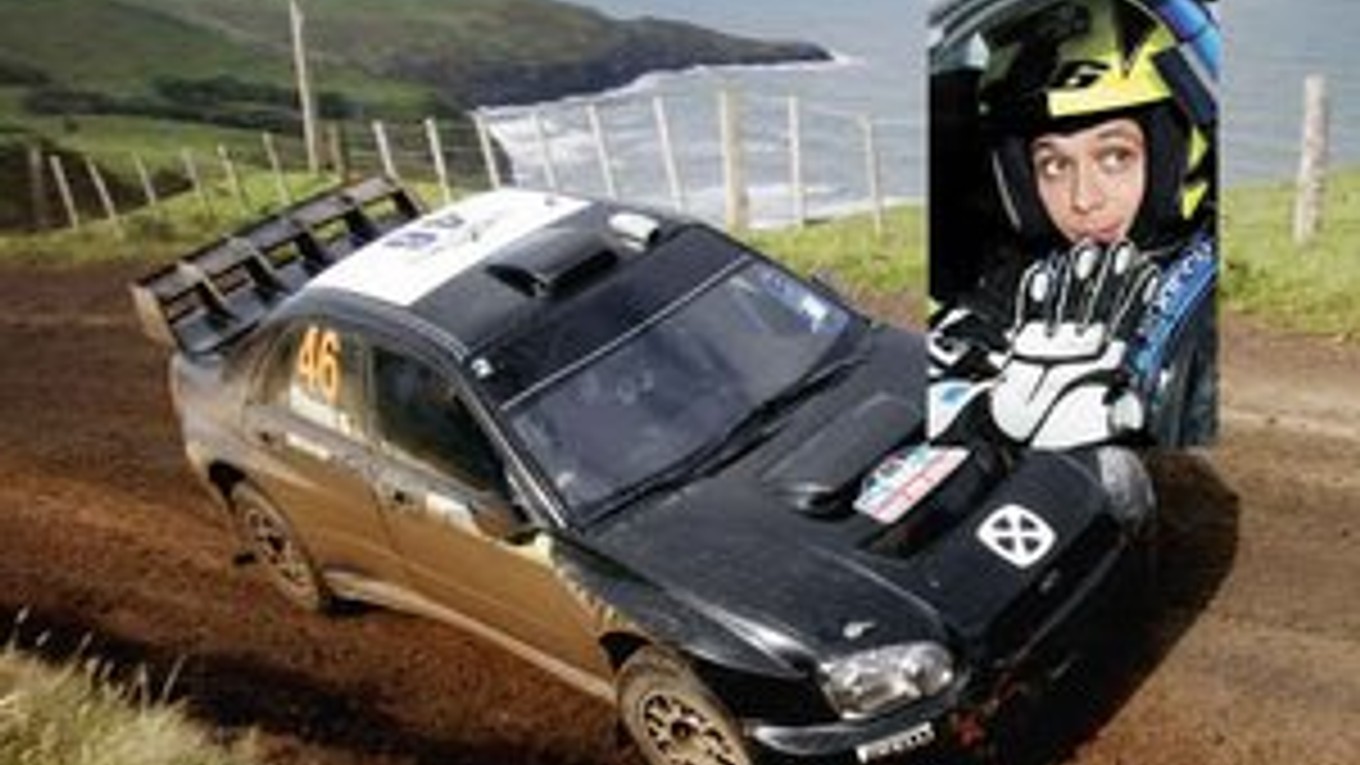 Valentino Rossi si v prestávke medzi sezónami zajazdil na Rely Nový Zéland za volantom Subaru Impreza so svojím typickým číslom 46 a skončil na jedenástom mieste.