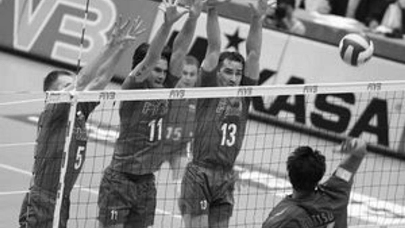 Japonec Jusuke Išijima (v popredí) sa proti poľskému trojbloku nepresadil. Poľsko postúpilo na MS volejbalistov do štvrťfinále bez straty setu.