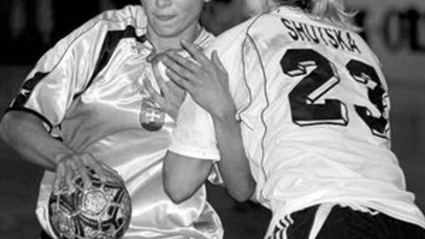 Petra Beňušková (vľavo) by mala byť na kvalifikačnom turnaji v Bielorusku o postup na MS 2007 tvorkyňou našej hry. Na snímke bojuje s Ukrajinkou Irinou Šutskou o postup na decembrové ME.