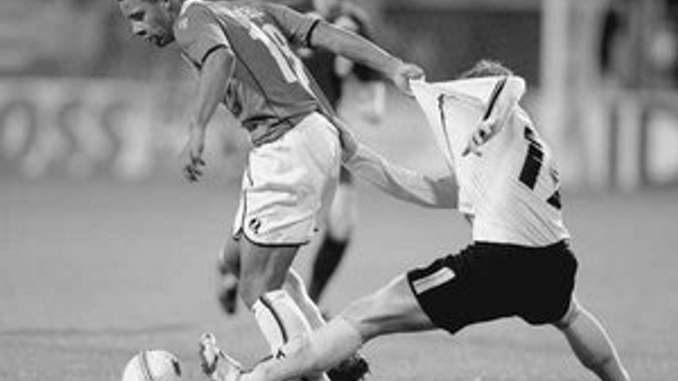 Moussa Dembele (vľavo) z Alkmaaru v súboji s Petrom Šinglárom z Liberca. Alkmaar remizoval s Libercom 2:2.