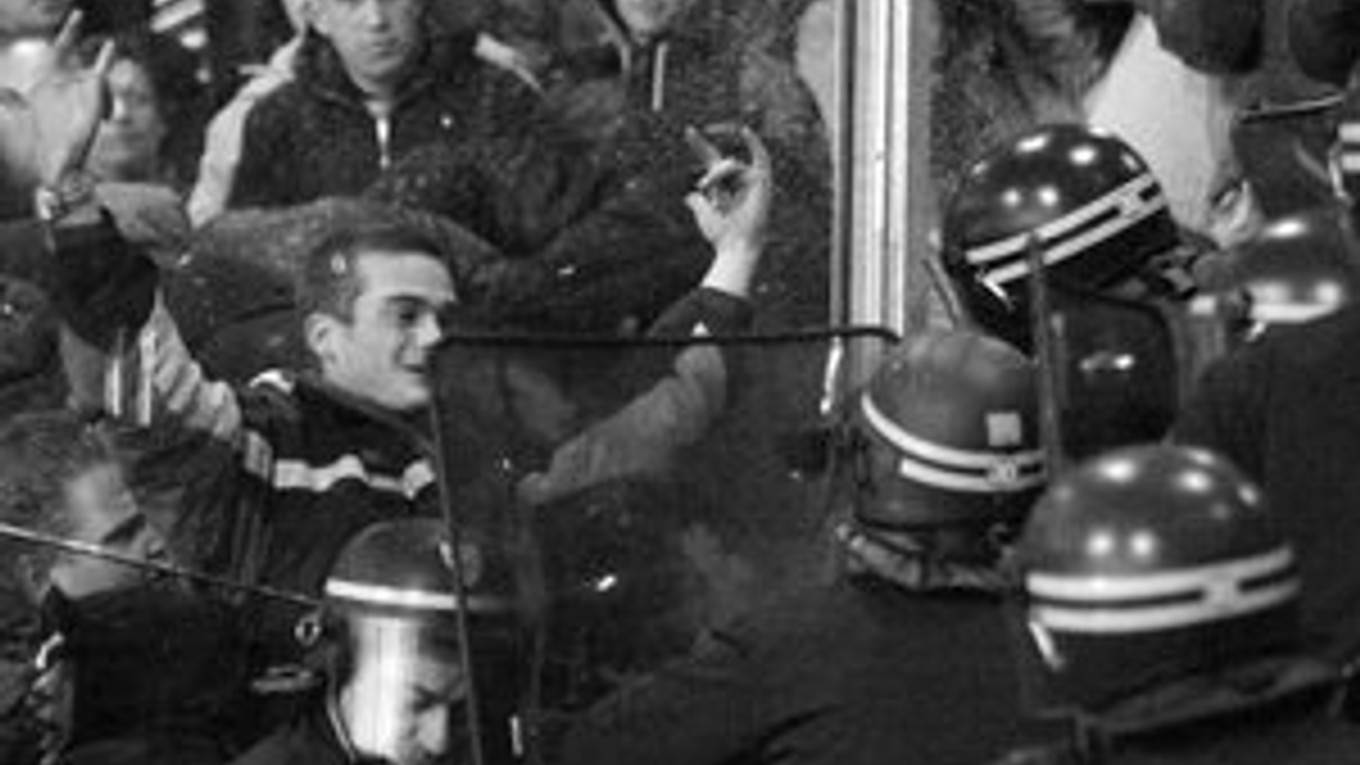Francúzska polícia zasiahla proti chuligánom Feyenoordu Rotterdam aj slzným plynom. Zatkla päť výtržníkov.