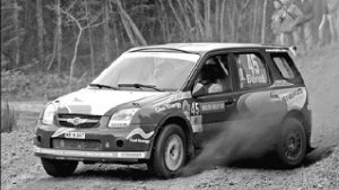 Slovenský jazdec Jozef Béreš jr. so spolujazdcom Petrom Starým na trati záverečnej rely MS vo Walese. V celkovom hodnotení svetového šampionátu obsadili v juniorskej kategórii šieste miesto.FOTO PRE SME - STYLLEX MEDIA TEAM