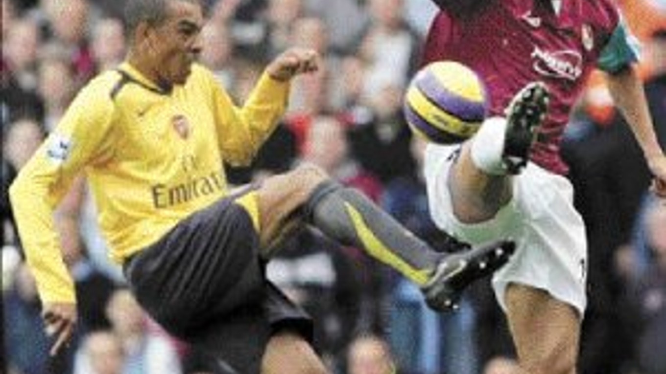 O nekompromisné zákroky nebola núdza. Domáci Bobby Zamora (vpravo) bojuje o loptu s Gilbertom Silvom z Arsenalu.