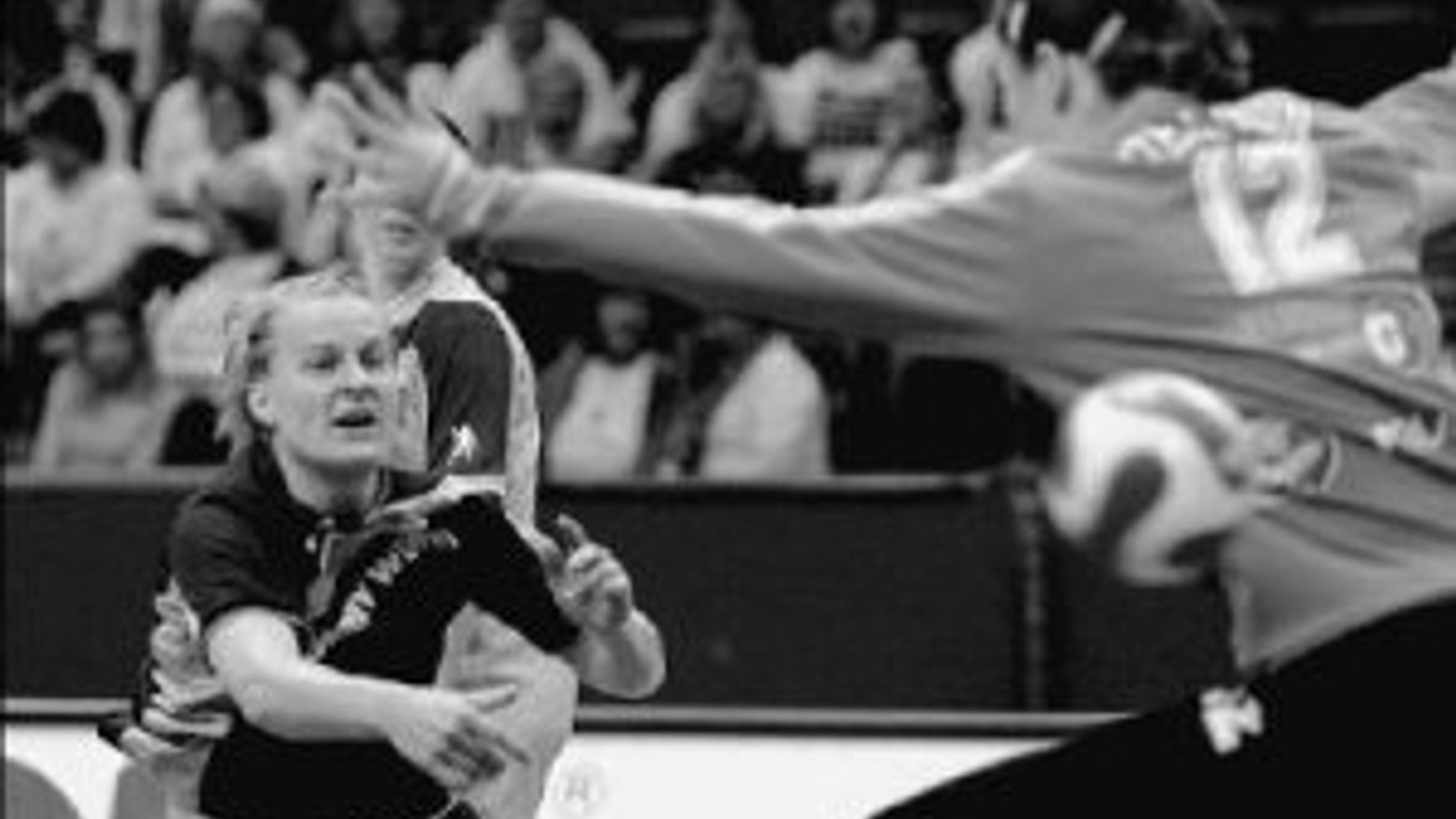 Nemka Nina Woerzová (vľavo) strieľa proti Slovinke Sergeji Stefanisinovej (vpravo) v zápase B-skupiny ME v hádzanej žien.