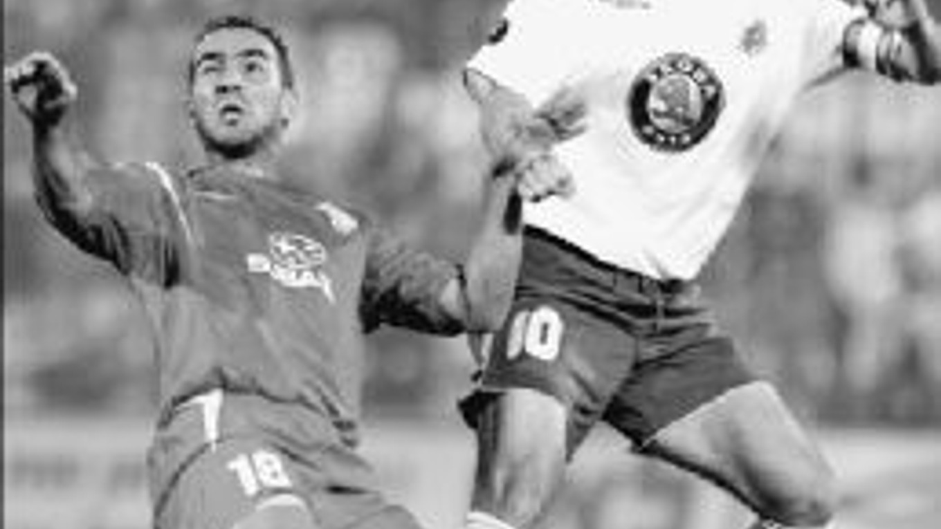 Shay Abutbul (vľavo) z Hapoel Tel Aviv bojuje o loptu s Marekom Kuličom. Mladá Boleslav síce v Tel Avive remizovala 1:1, ale do tretieho kola Pohára UEFA nepostúpila.