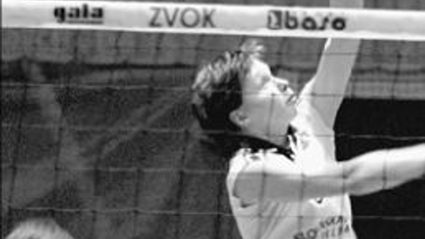 Nahrávačka Ivana Zburová (vo výskoku) bola vyhodnotená ako najlepšia hráčka Slávie UK SLSP Bratislava na turnaji základnej fázy Top Teams Cupu v Engelholme.
