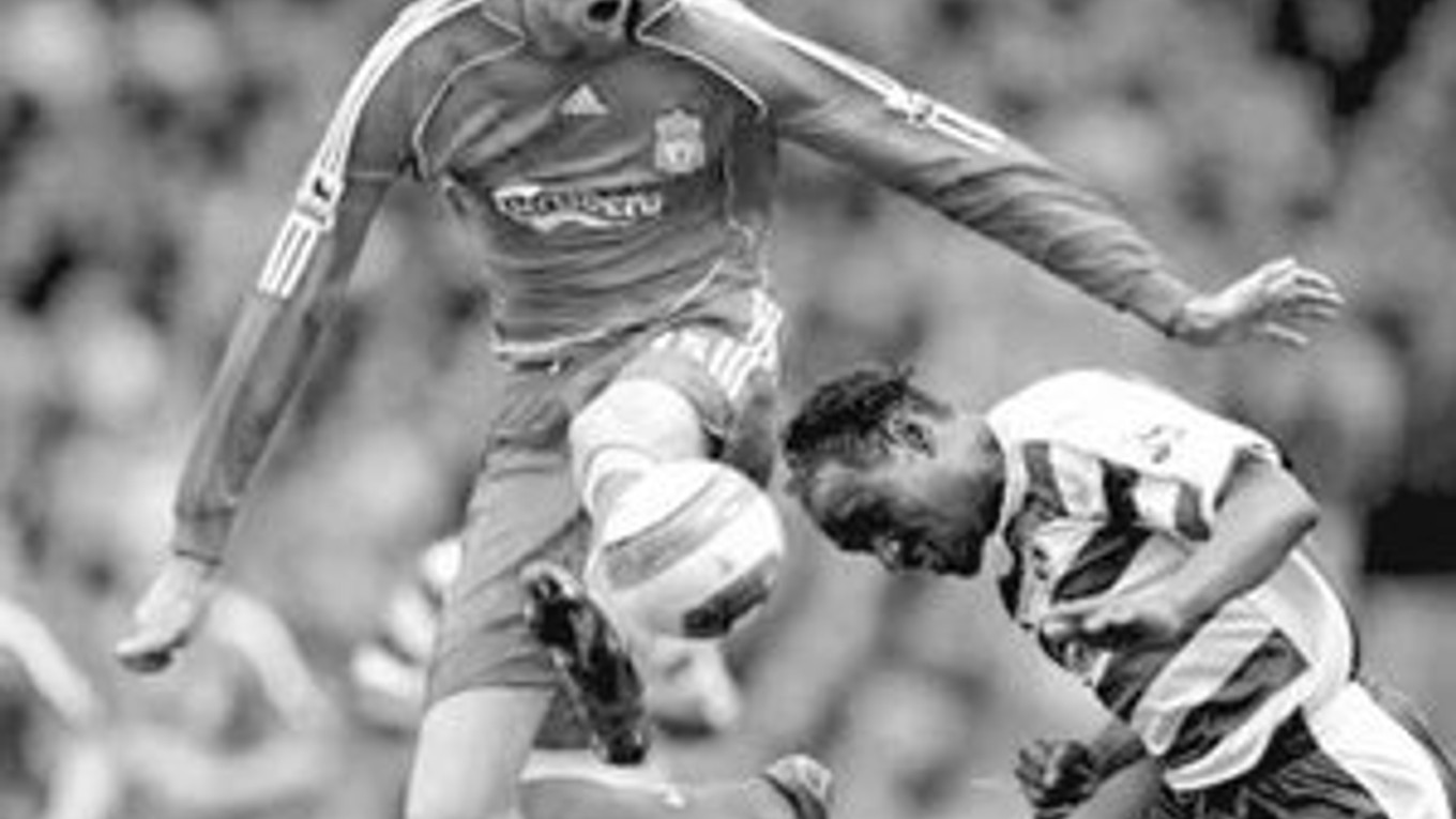 Ibrahima Sonko (vpravo) v súboji s útočníkom Liverpoolu Peterom Crouchom.