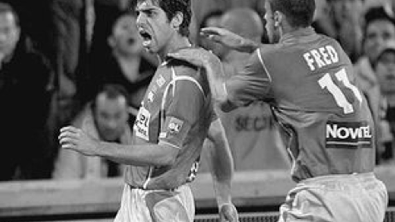 Brazílsky režisér hry Lyono Juninho (vľavo) sa spolu so svojím spoluhráčom Fredom teší z gólu do siete Marseille.