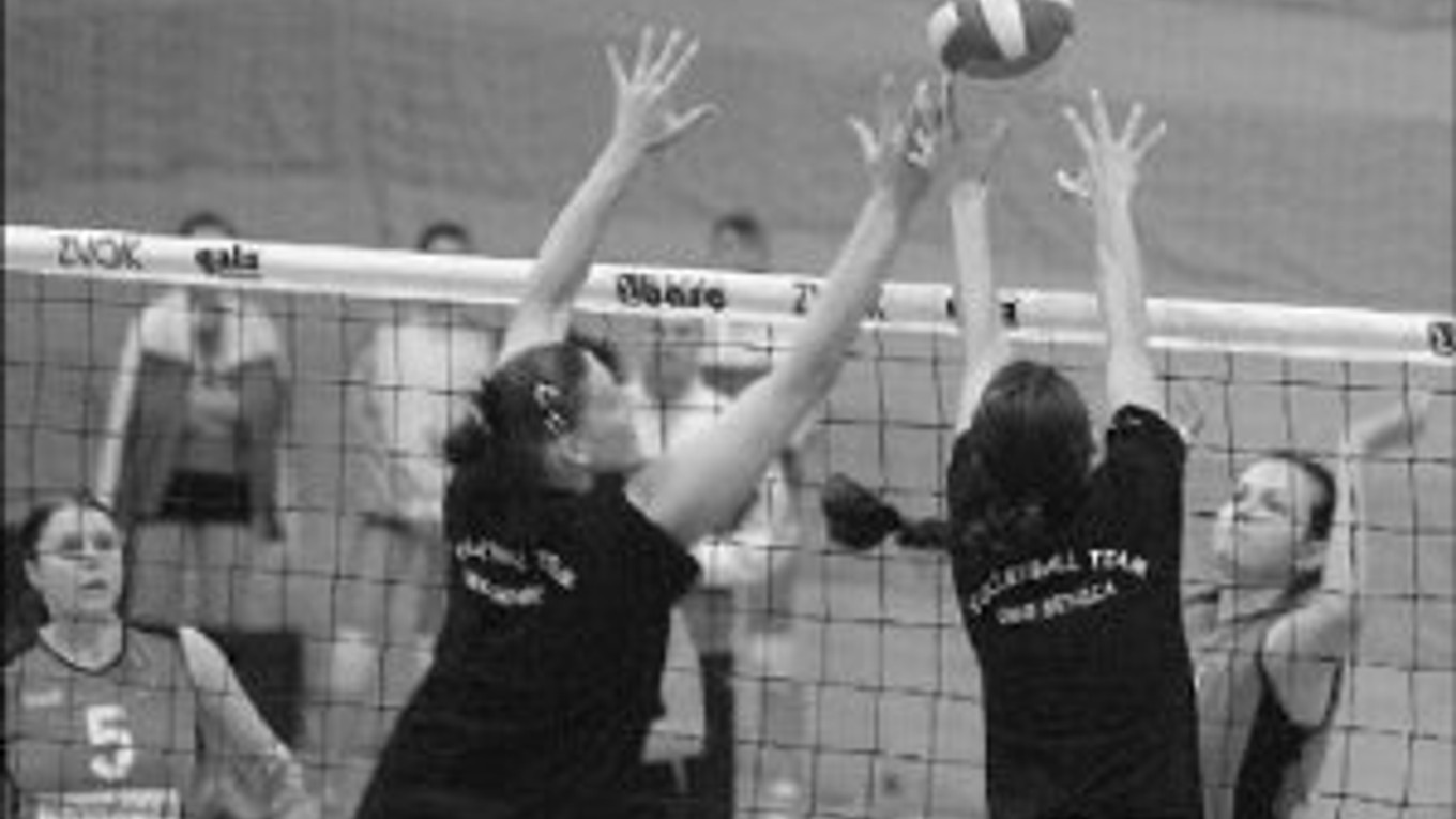 Senické hráčky hrajú dnes osemfinále Top Teams Cupu proti španielskej Murcii. Na fotografii z decembrového zápasu Slovenského pohára v Bratislave sú Brazílčanky Schlindweinová (vľavo ) a Cruzová (vpravo), ktoré by mali patriť k oporám senického tímu.