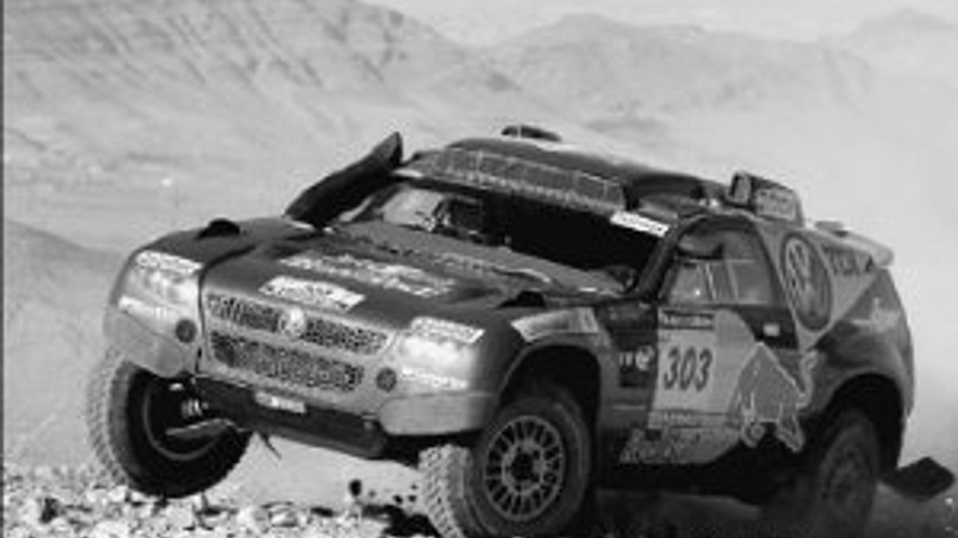 Španiel Carlos Sainz na svojom Volkswagene je po štyroch etapách na 1. mieste.