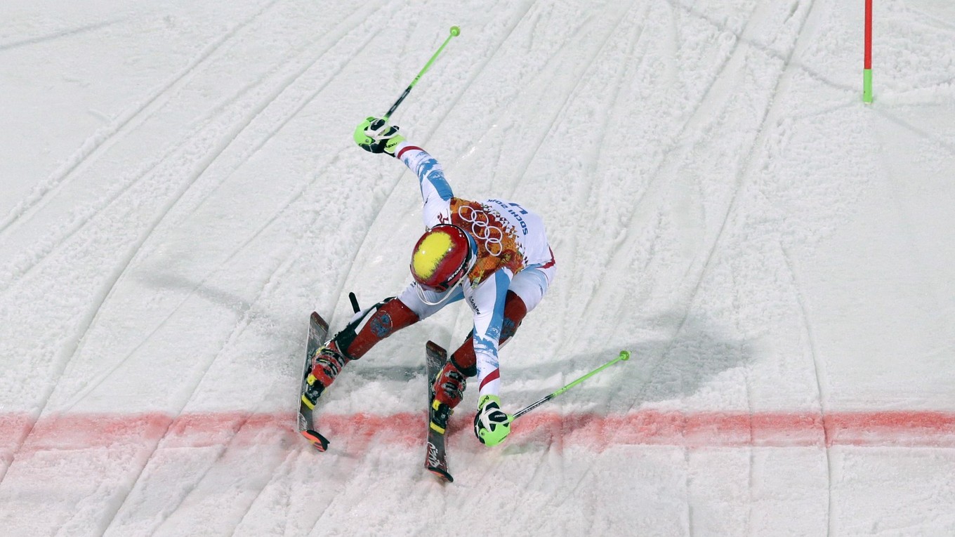 Marcel Hirscher pretína cieľ slalomu v Červenej Poľane. Rakúsky lyžiar sa z deviateho miesta po prvom kole prepracoval na striebornú pozíciu.