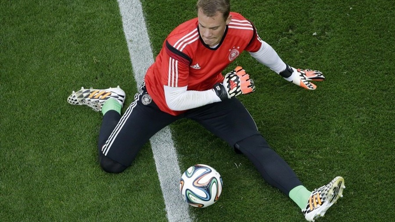 Nemecký brankár Manuel Neuer počas predzápasovej rozcvičky.