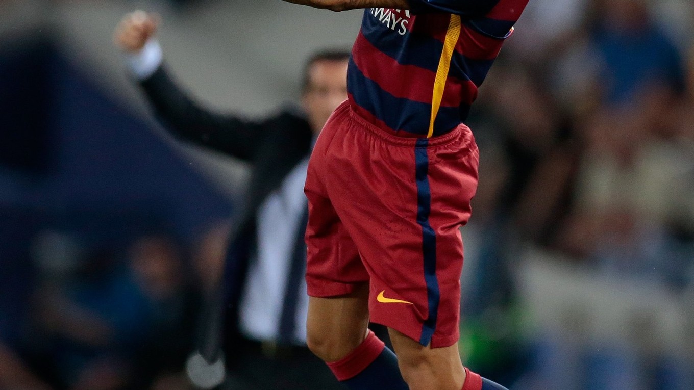 Dani Alves si vo vzduchu spracováva loptu.