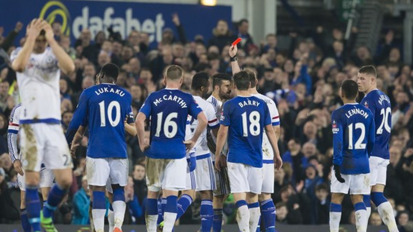 Diego Costa dostáva červenú kartu v pohárovom zápase na ihrisku Evertonu.