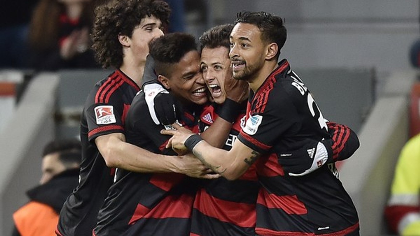 Gólovo sa presadil aj Javier Hernández (Druhý sprava).