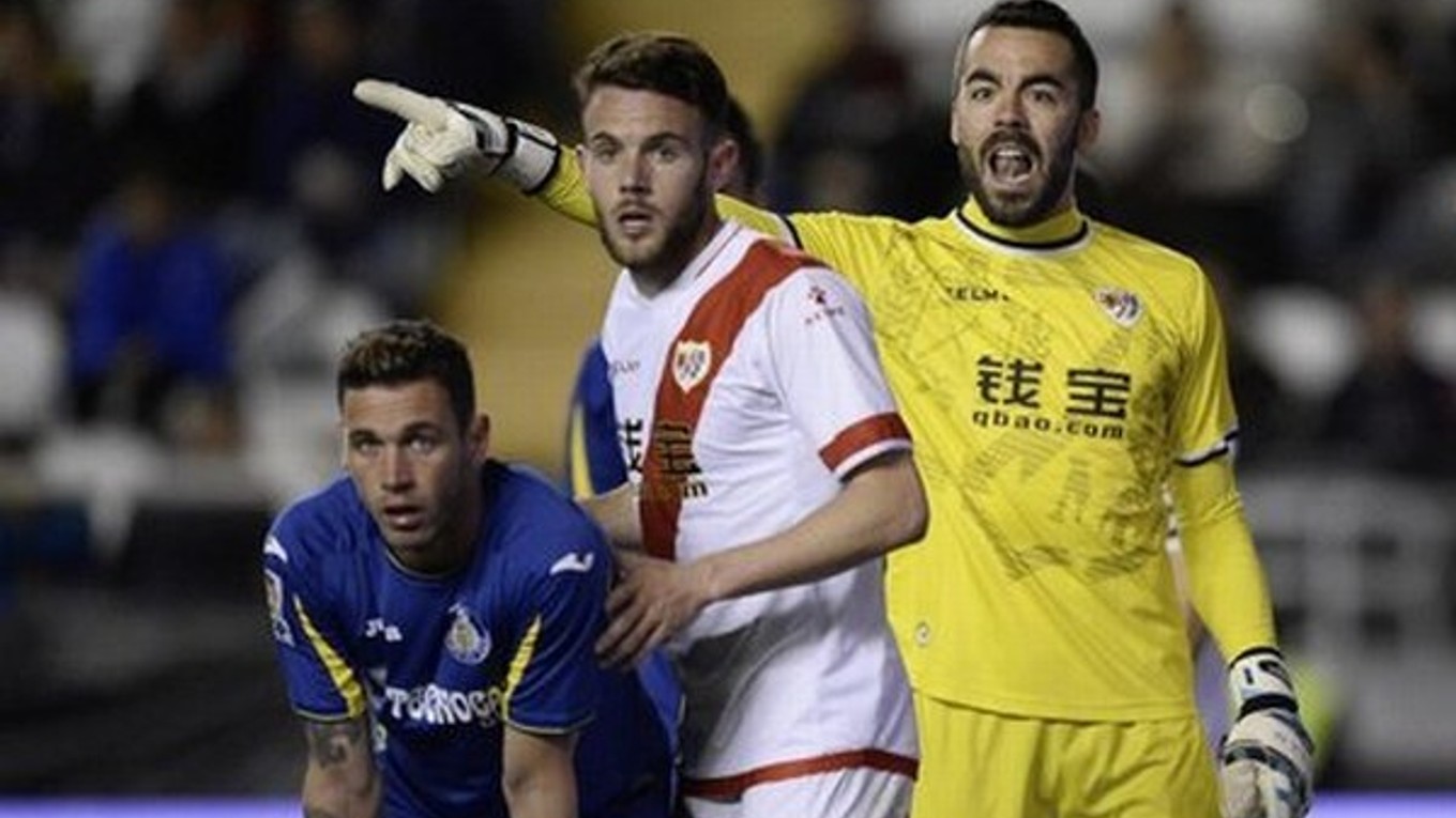 Rayo vyhralo aj s vylúčeným hráčom.