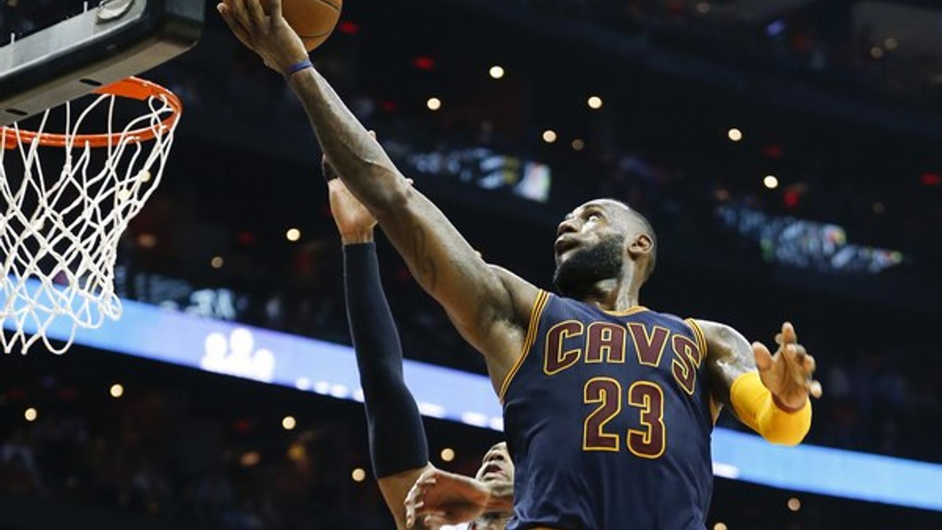 LeBron James skóruje na kôš v zápase na palubovke Atlanty.