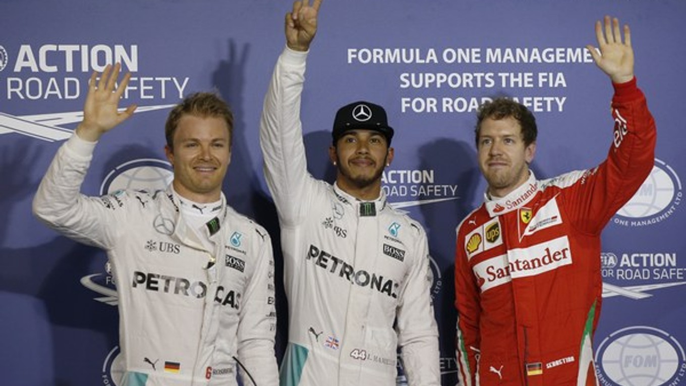 Pole position získal Brit Hamilton. (uprostred)