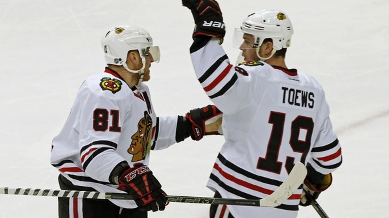 Marián Hossa (vľavo) oslabuje so spoluhráčom Jonathanom Toewsom svoj 499. gól v NHL.