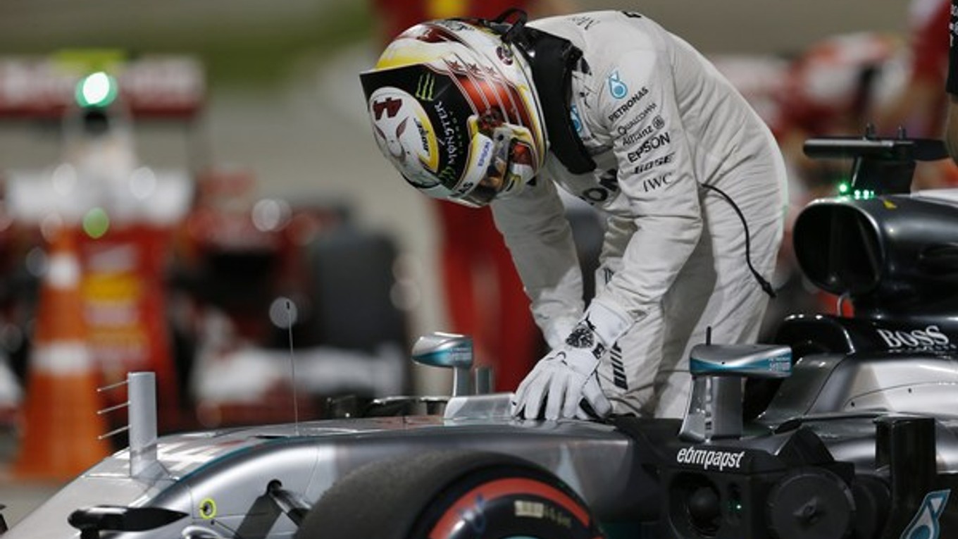 Aj takto po novom vyzerá kvalifikácia. Jazdci vystupujú z áut ešte niekoľko minút pred uplynutím časového limitu.