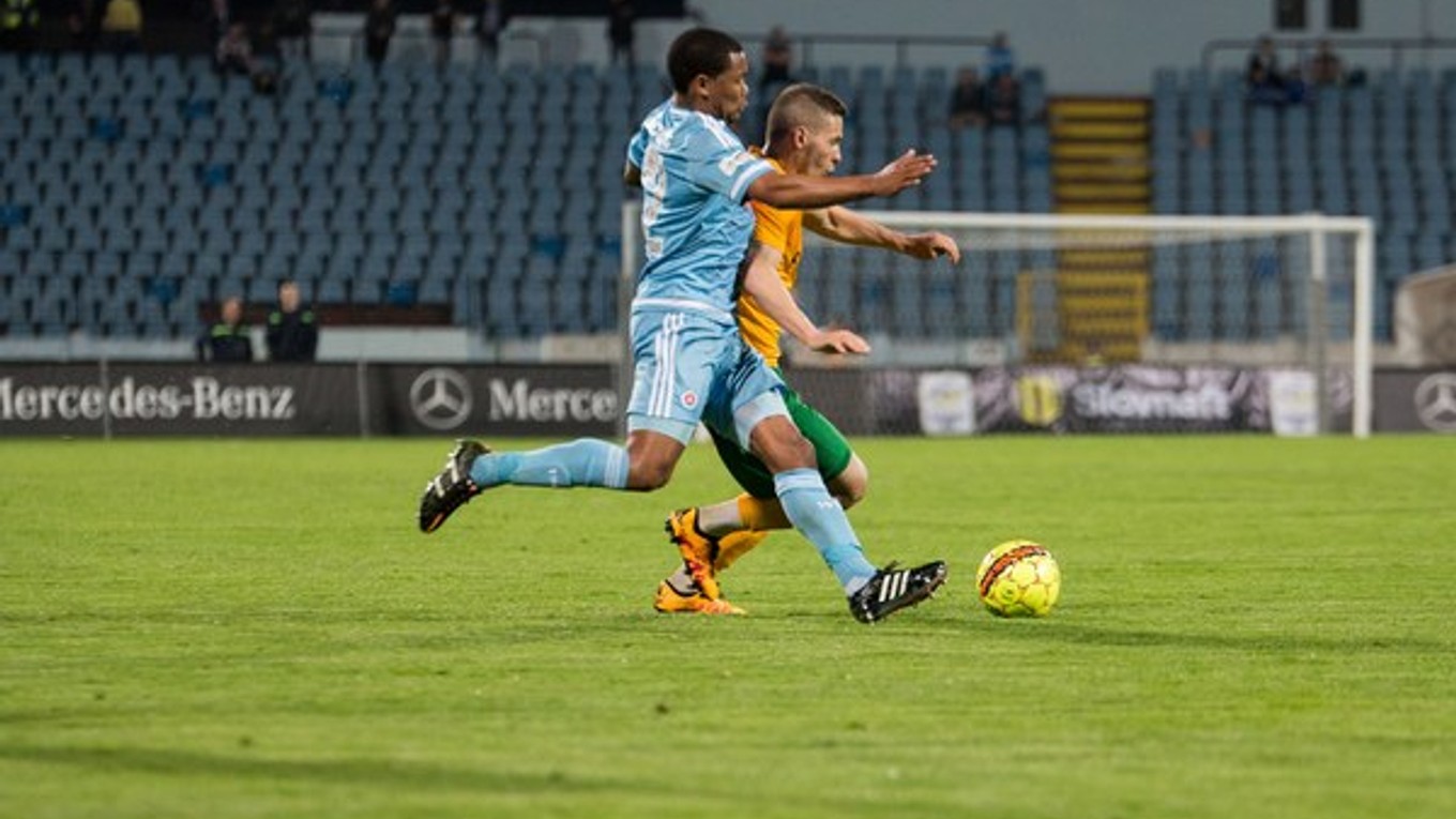 Súboj Granwalda Scotta (vľavo) zo Slovana a hosťujúceho Špaleka.
