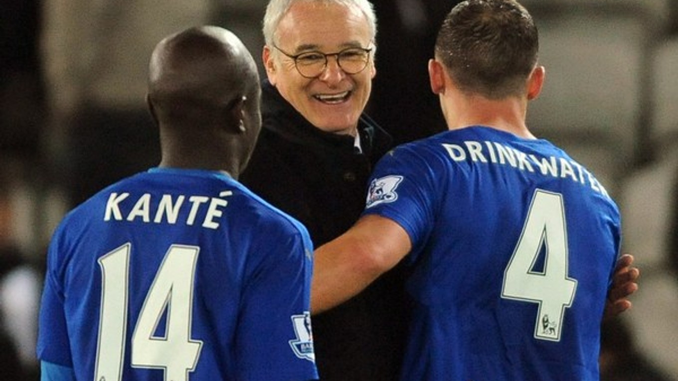 Claudio Ranieri (v strede) smeruje s Leicesterom City senzačne k zisku titulu v Premier League.