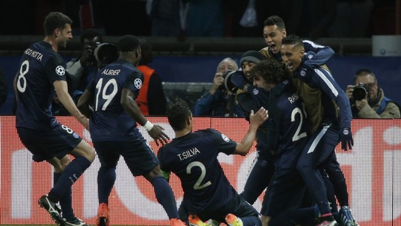 Hráči PSG oslavujú gól do bránky Manchesteru City.
