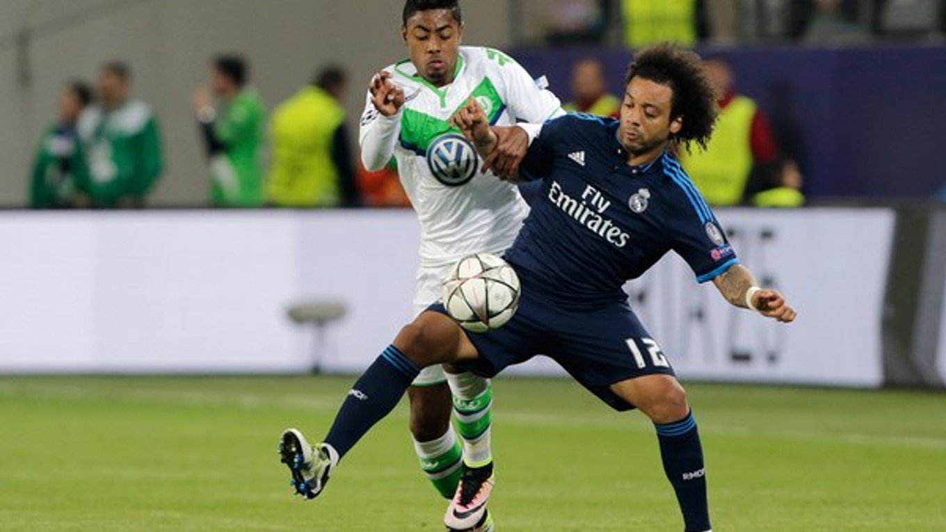 Marcelo (vpravo) v súboji o loptu s Luizom Gustavom z Wolfsburgu.